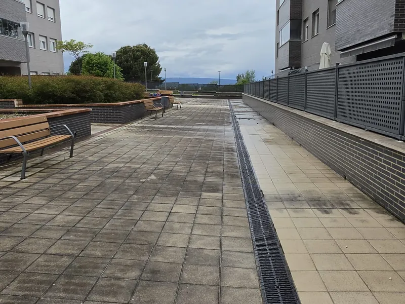 Pavimento de comunidad de vecinos recién limpiado en Vitoria-Gasteiz